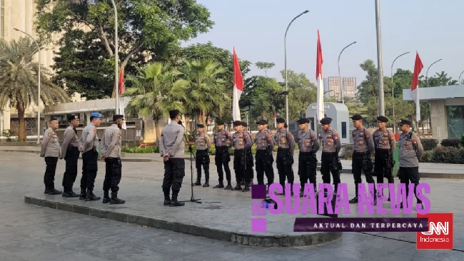 Anggota kepolisian bersiaga untuk mengawal kegiatan misa Kenaikan Yesus Kristus di Gereja Katedral, Jakarta Pusat pada Kamis (9/5).