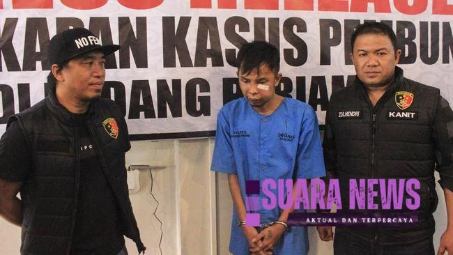 Polisi ungkap dua barang bukti baru berupa celana korban dan cangkul terkait kasus pembunuhan gadis penjual gorengan di Padang.