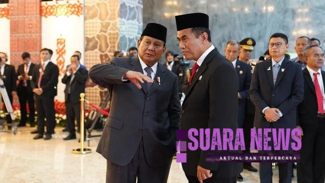 Presiden Terpilih Prabowo Subianto tertangkap kamera awak media tengah membisikkan sesuatu kepada Menteri Pertanian (Mentan) Andi Amran Sulaiman.