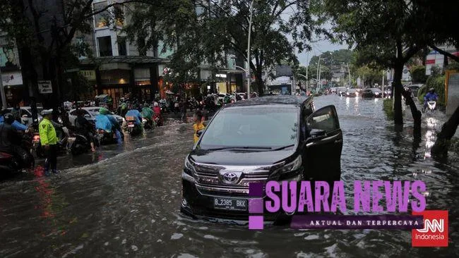Sejumlah wilayah di Jabodetabek terendam banjir usai hujan yang mengguyur sejak Senin (11/11) sore.