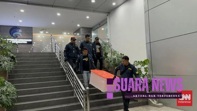 Penyidik Ditreskrimum Polda Metro Jaya menyita sejumlah barang bukti saat menggeledah Kantor Kementerian Komunikasi dan Digital (Komdigi).