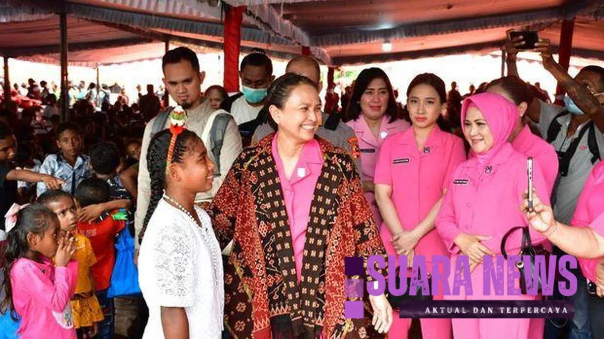 Ketum Bhayangkari Rayakan Natal Bersama Pengungsi Gunung Lewotobi